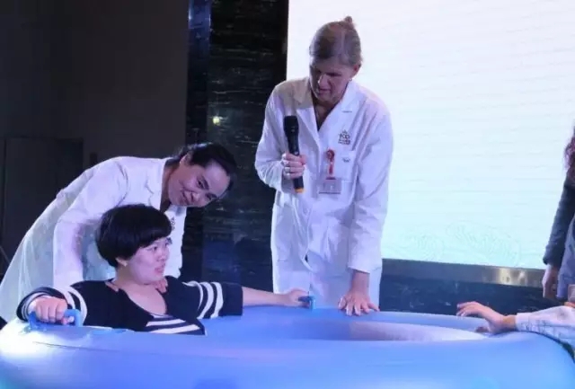 (协助准妈妈体验水中分娩)